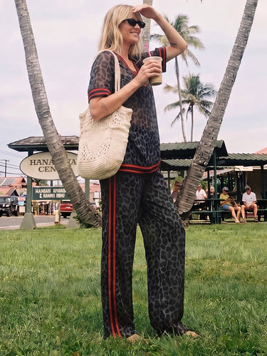 Pantaloni larghi a gamba larga con tasche leopardate a contrasto di colore. Pantaloni a righe con giunture divise